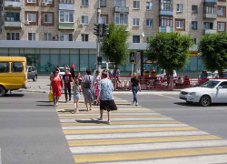 В Камышине девушка-водитель наехала на пенсионерку на парковке у магазина