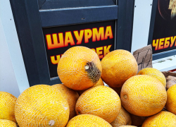 В Камышине на рынке у "Победы" начали продавать дыни по 100 рублей за кило