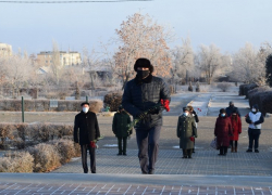 Станислава Зинченко его пресс-служба запечатлела с букетом на Братском захоронении в Камышине