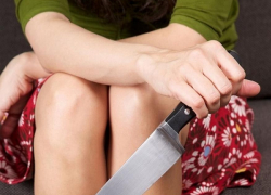 26-летняя камышанка едва не заколола бывшего гражданского супруга насмерть