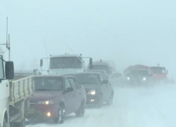 В Камышинском районе  замело федеральную автодорогу (ВИДЕО)
