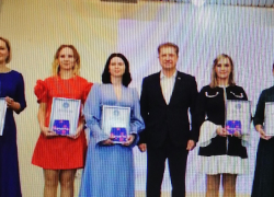 Глава Камышина Станислав Зинченко сфотографировался в окружении лучших воспитательниц, но экспрессия его заметки досталась только одной