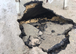 Полутораметровый провал в асфальте образовался в Камышине на улице Верхней