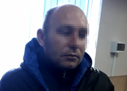 Негодяй напал на женщину у магазина и вырвал у нее сумки с продуктами