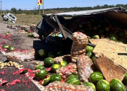 Жутковатый кувырок "арбузного" фургона на трассе между Камышином и Волгоградом чудом не пополнил сводку с жертвами ДТП (ВИДЕО)