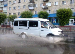 Первый летний дождь обозначил все "впадины" на камышинских дорогах, которые водители преодолевают, обдавая пешеходов с головы до ног