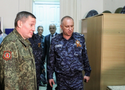 Губернатор Андрей Бочаров и начальник главка МВД Александр Кравченко нанесли визит полицейским региона, несущим непростую службу в Дагестане