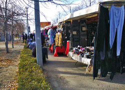 Не пойму, зачем на центральной улице Ленина разрешать продавать "тряпки"? - камышанка