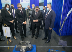 Глава Минпромторга Денис Мантуров в Волгограде с интересом осмотрел экспозицию ООО "Кузница" (Камышин)