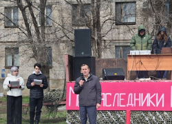 В Камышине заместитель спикера гордумы и две дамы из депутатского корпуса вместе с учащимися колледжа вышли высадить сад и сказать речь