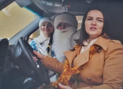 Как "высокопоставленные" депутаты камышан отработали "вахту" Деда Мороза и Снегурочки