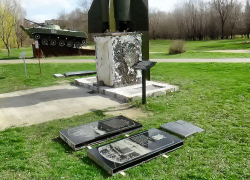 Информационные плиты "отклеились" от постамента экспоната - ракеты  в парке Победы у администрации Камышина?