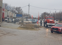 В Камышине на улице Рязано-Уральской сегодня, 13 ноября, случился пожар в автомобиле, но все обошлось