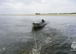 Дрейфующего на лодке по Волге мужчину спасли 