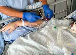 В Камышине спасатели вскрыли квартиру и обнаружили за дверью трех человек, в том числе ребенка, без сознания