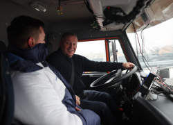 Андрей Бочаров сел за руль КАМАЗа, проехал по участку обхода Волгограда и рассказал про мост-мечту через Волгу у трассы Камышин - Волгоград