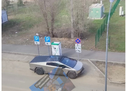 Камышане в соцсетях показали "залетевшую" в наш город "машину Илона Маска"