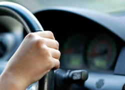 Участник гонок посреди города рассвирепел и обрызгал своего соперника из газового баллончика