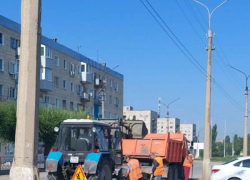 Администрация Камышина показала, как она выметает после дождей улицу Ленина, но камышане зовут "оранжевых жилетов" и подальше от центра