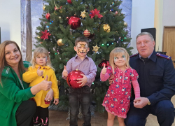 В Камышине заместитель руководителя сурового ведомства ради детских улыбок превратился в доброго волшебника