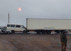 Как из-за стоящего прицепа водители машин наехали друг на друга и оказались изранены