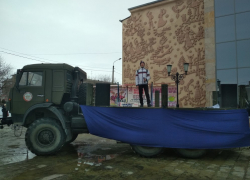 Камышане приплясывали на площадке у ДК, где шел концерт в "полевых условиях"