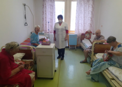 В Дом сестринского ухода в селе Антиповка одиноким камышанам привезли подарки от администрации Камышинского района 