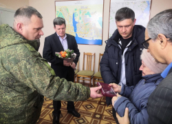 В Камышине военком и замглавы передали ордена Мужества родным погибших в спецоперации бойцов-камышан