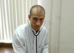Бывшего главврача детской больницы Волжского Евгения Дергачева отправили в колонию на полтора года за махинации с "мертвыми душами"