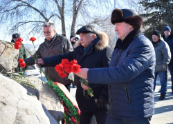 В Камышине глава города Станислав Зинченко возложил цветы к мемориалу "афганцам"
