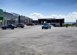 Камышане постепенно обживают новый ТЦ "Небо" напротив памятника Маресьеву и его парковки