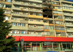 В доме №160 по улице Базарова после пожара владельцы пострадавших квартир  грузовиками вывозят обугленные вещи