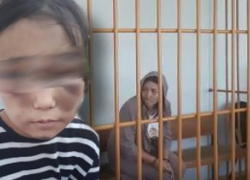 По ходатайству следователя СКР в Волгоградской области под стражу заключена учительница-мачеха, подозреваемая в истязании малолетней девочки (ВИДЕО)