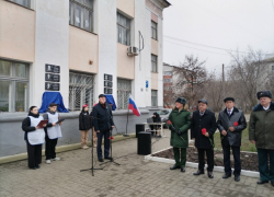 Три памятных доски погибшим в СВО рядовым открыли на здании колледжа в Камышине