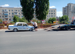 В Камышине на спуске Некрасова эвакуатору пришлось увозить полицейскую машину