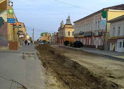 Первый заместитель главы Камышина Дмитрий Резвов выступил экскурсоводом для приближенных журналистов по реконструируемой улице Октябрьской