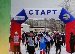 Глава Камышина Станислав Зинченко примерил на себя роль репортера на "Камышинской лыжне"