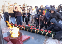 В Камышине в День Неизвестного Солдата включили вечный огонь и возложили цветы на Братских захоронениях