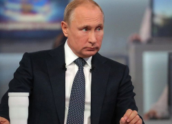 «Политика коллапса», которую сейчас реализует правительство Дмитрия Медведева, может привести к отставке Владимира Путина