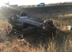 На трассе между Камышином и Волгоградом в кювете перевернулся "Форд"