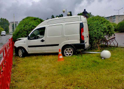 В пресс-службе ГУ МВД сообщили, что водитель, чуть не врубившийся в памятник в Камышине, не справился с управлением