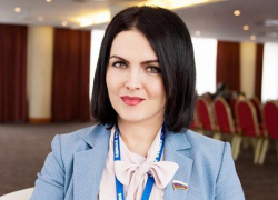 Депутат камышан в Госдуме Анна Кувычко съездила к сельским медсестрам в камышинскую глубинку и подарила им чайники