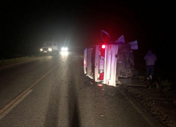 На дороге перевернулся люксовый микроавтобус - авария убила одну из пассажирок