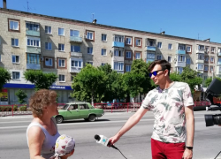 В День России в Камышине волонтеры раздавали трехцветные ленточки - на камеры