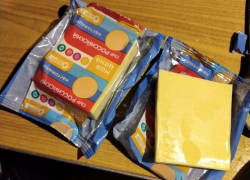 Покупательница предупредила о странном "губчатом" сыре из "Магнита"