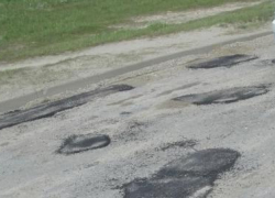 Камышане критикуют латочный ремонт на улице Гагарина в Камышине: мол, латки уже смыло дождем