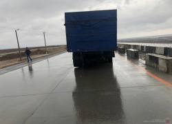 На московской трассе КАМАЗ налетел на бетонные блоки и "по инерции" снес отечественную легковушку