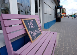 Зачем на улицах Камышина расставлять только что покрашенные скамейки - чтобы люди одежду портили? - камышанка