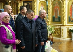 Губернатор Андрей Бочаров отстоял весь всенощный праздничный молебен в Казанском кафедральном соборе в Волгограде