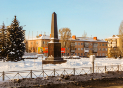 В Камышине новая памятная стела утопает в снегу, к ней не подойти перед 23 февраля